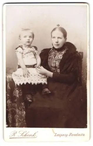 Fotografie R. Schenk, Leipzig-Reudnitz, Wurznerstr. 7, Mutter mit Kind auf Stuhl