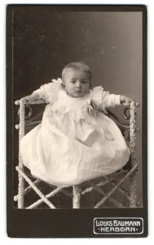 Fotografie Louis Baumann, Herborn, Kleines Kind auf Stuhl