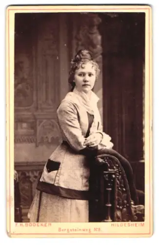 Fotografie F.H. Bodeker, Hildesheim, Bergsteinweg 8, Dame im eleganten Kleid