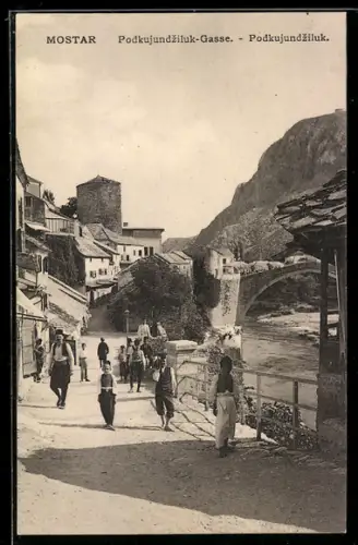 AK Mostar, Podkujundziluk-Gasse mit Blick zur alten Brücke