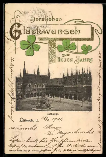 AK Lübeck, Rathaus mit Platz und Brunnen aus der Vogelschau, Glücksklee, Neujahrsgruss