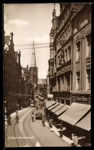 AK Lübeck, Fahrradfahrer auf der Breitenstrasse mit Kirchturm