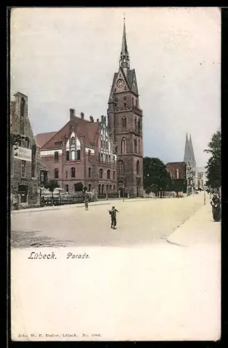 AK Lübeck, Strasse Parade mit Rathaus und Kirche