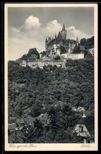AK Wernigerode /Harz, Schloss Wernigerode mit umgebendem Ort