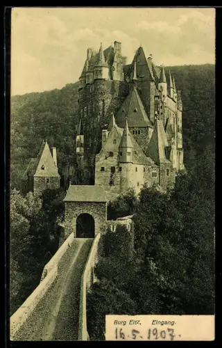 AK Eingangsbereich der Burg Eltz mit umgebendem Wald