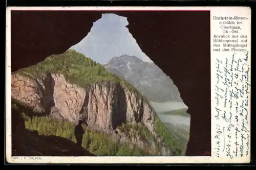 AK Dachstein-Rieseneishöhle bei Obertraun, Ausblick aus dem Höhlenportal auf den Mittagskogel und den Plassen