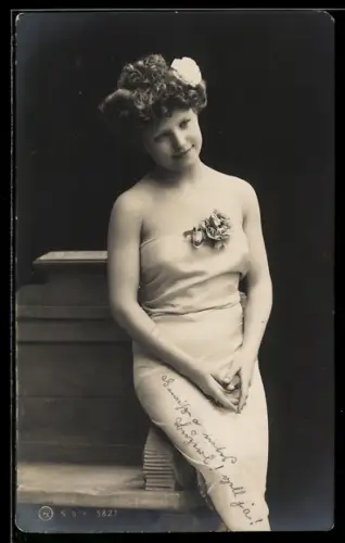 Foto-AK RPH Nr. 578-5827: Junge Frau im eleganten Kleid mit Blume im Haar