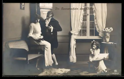 Foto-AK RPH Nr. 4684/5: Kleine Familie in einem Wohnzimmer