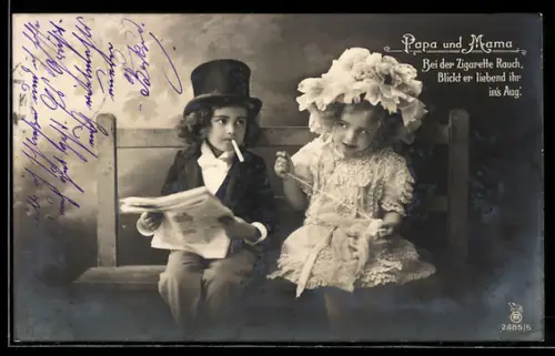 Foto-AK RPH Nr. 2685/5: Zwei Kinder in eleganter Kleidung sitzen auf einer Bank und lesen Zeitung