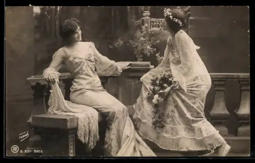 Foto-AK RPH Nr. 521-5502: Zwei schöne Damen mit Blumenstrauss sitzen auf einer Bank