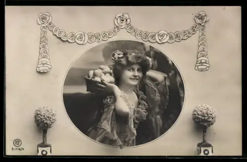 Foto-AK RPH Nr. 1116/4: Hübsche Frau mit einem Korb voller Eier auf den Schultern