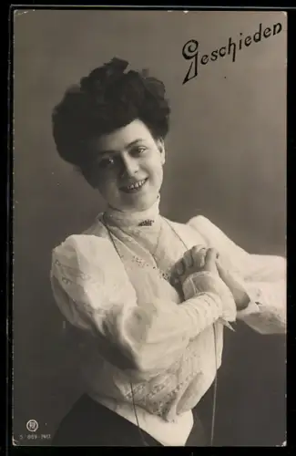 Foto-AK RPH Nr. 869-7417: Fröhliche junge Frau, Geschieden