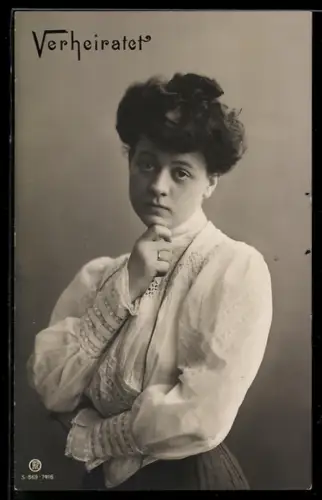 Foto-AK RPH Nr. S-869-7416: verheiratete Dame zeigt ihren Ehering
