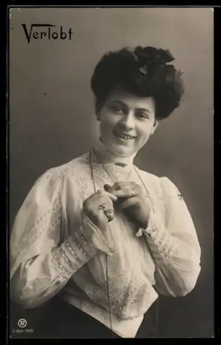 Foto-AK RPH Nr. 869-7415: Junge Frau präsentiert lächelnd ihren Verlobungsring