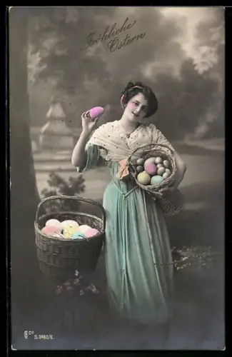 Foto-AK GL Co Nr. S.3480/6: Dame mit einem Korb voller bunter Ostereier