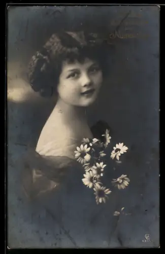 Foto-AK GL Co Nr. 4315/3: Porträt eines Mädchens mit Blumenstrauss