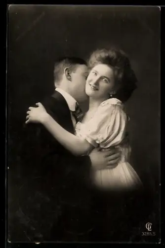Foto-AK GL Co Nr. 3285/5: Paar in liebevoller Umarmung