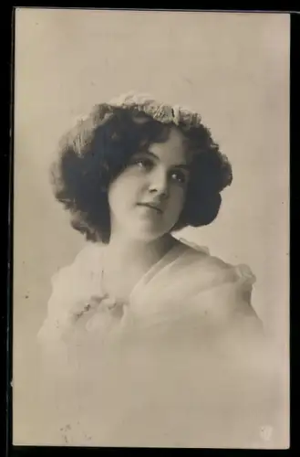 Foto-AK GL Co: Porträt einer eleganten Dame