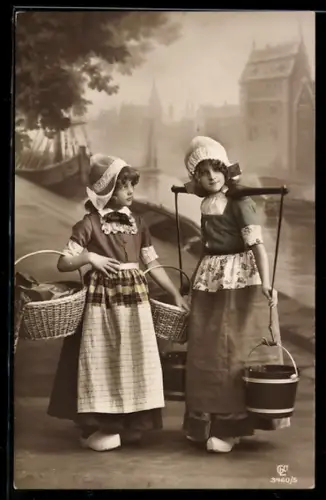 Foto-AK GL Co Nr. 3460/5: Zwei Mädchen in Tracht mit Eimern und Körben