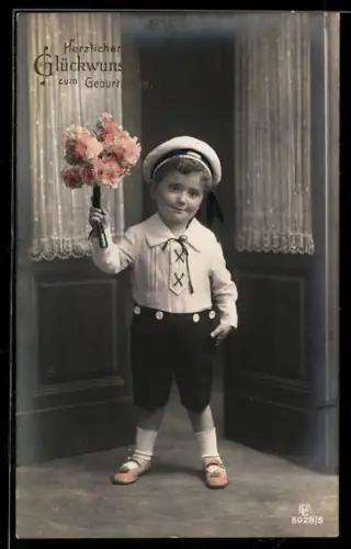 Foto-AK GL Co Nr. 5028/5: Kleiner Junge mit Matrosenmütze und Blumenstrauss