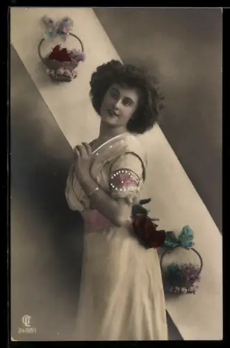 Foto-AK GL Co Nr. 2488/1: Elegante Dame mit Blumenkörben