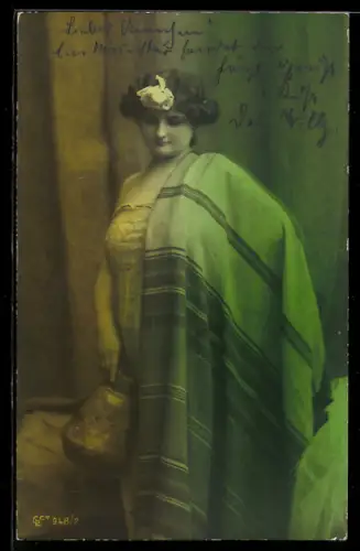 Foto-AK GL Co 948 /2: Frau mit einer Decke über der Schulter