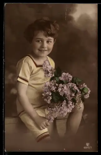 Foto-AK GL Co Nr. 6810/1: Kind in Badeanzug mit Fliederzweig