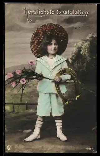 Foto-AK GL Co Nr. 1265/5: Kind in Matrosenanzug mit grossem Hufeisen