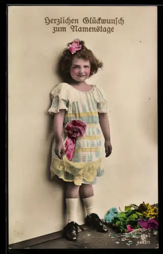 Foto-AK GL Co Nr. 6863/1: Mädchen in schönem Kleid steht nebe einer zerbrochenen Blumenvase