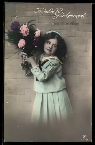 Foto-AK GL Co Nr. 2527/1: Mädchen in Matrosenkleid mit Rosenstrauss