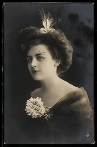 Foto-AK GL Co Nr. 3269/4: Elegante Dame mit Blumen im Haar