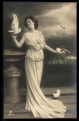 Foto-AK GL Co Nr. 2427/6: Elegante Dame mit drei weissen Tauben