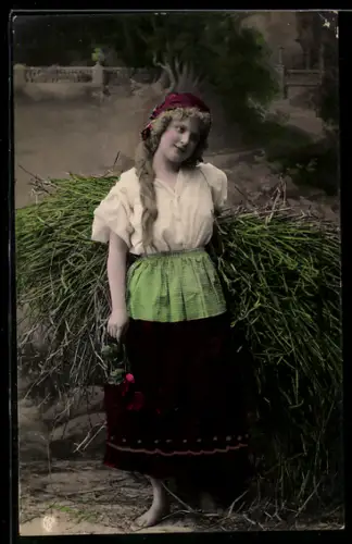 Foto-AK GL Co: Junge Frau mit Heu und Rose