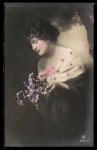 Foto-AK GL Co Nr. 6204/2: Elegante junge Dame mit Blumenstrauss