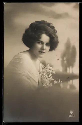 Foto-AK GL Co Nr. 3524/1: Porträt einer eleganten Dame mit Blumenstrauss