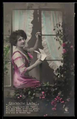 Foto-AK GL Co Nr. 3770/5: Elegante Dame mit Liebesbrief sitzt am Fenster