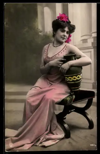 Foto-AK GL Co Nr. 1161/3: Porträt einer Dame mit Krug
