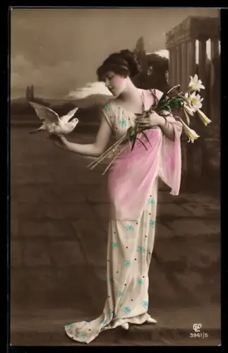 Foto-AK GL Co Nr. 3961/5: Elegante mit weisser Taube und Lilien