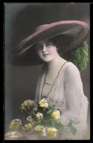 Foto-AK GL Co Nr. 3700/4: Elegante Dame mit Hut und Blumen im Porträt