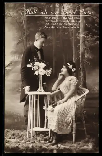 Foto-AK GL Co Nr. 4063/1: Paar mit Rosenstrauss an einem Tisch