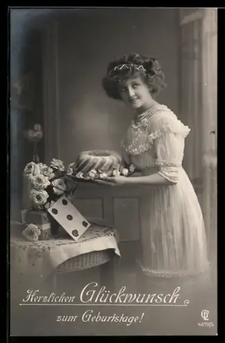 Foto-AK GL Co Nr. 4279/5: Junge Frau mit Kuchen an einem Tisch mit Geschenken