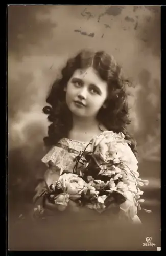 Foto-AK GL Co Nr. 3555/4: Kleines Mädchen mit Blumenstrauss