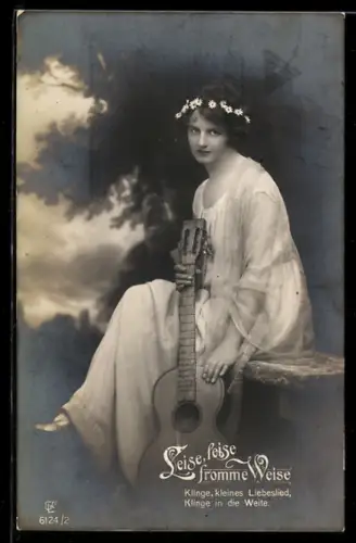 Foto-AK GL Co Nr. 6124/2: Elegante Dame mit Gitarre