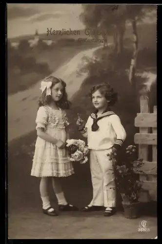 Foto-AK GL Co Nr. 3637/1: Kind in Matrosenanzug und Kind in elegantem Kleid