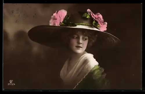 Foto-AK GL Co: Junge Frau mit grossem Hut