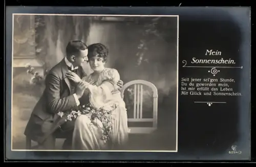 Foto-AK GL Co, Junger Mann nimmt seine Freundin in den Arm