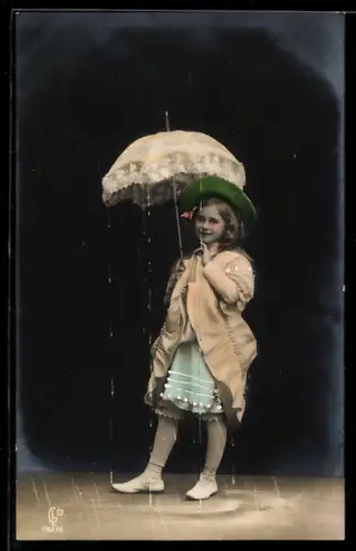 Foto-AK GL Co: Nr. 1182 /6, Mädchen mit Schirm lächelt