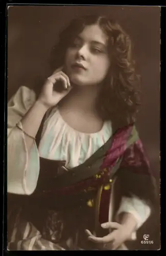 Foto-AK GL Co Nr. 6591/6: Junges Mädchen blickt nachdenklich in die Ferne