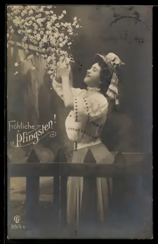 Foto-AK GL Co Nr. 3191/4: Junge Frau betrachtet die Blüten am Baum, Fröhliche Pfingsten