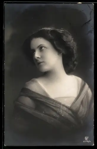 Foto-AK GL Co Nr. 2778/4: Junges Mädchen blickt nachdenklich gen Himmel